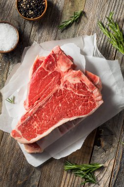 Çiğ Kırmızı Çimen Fed T Kemik Bifteği