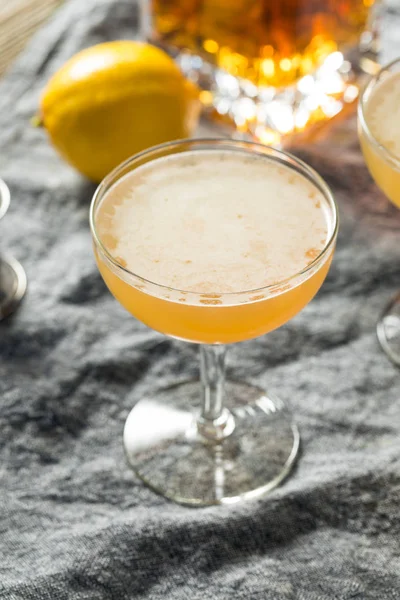 Domowej roboty cytrynowa brandy Daisy Cocktail — Zdjęcie stockowe
