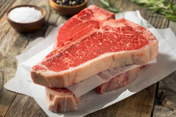 Rauw rood gras Fed T Bone Steak — Stockfoto