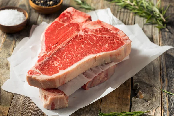 Raw Red Grass Fed T Bone Steak — стоковое фото