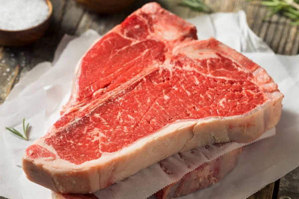 Raw Red Grass Fed T Bone Steak — стоковое фото