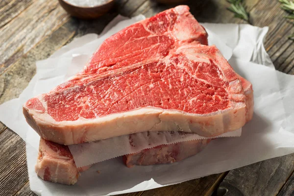 Raw Red Grass Fed T Bone Steak — Fotografie, imagine de stoc