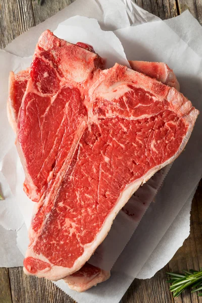 Surový červený tráva federální T kostní steak — Stock fotografie