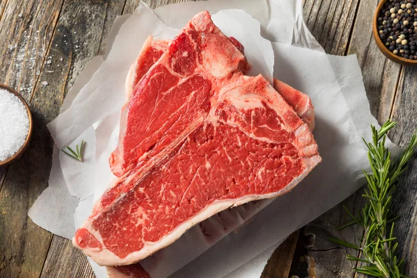 Césped rojo crudo Fed T Bone Steak —  Fotos de Stock