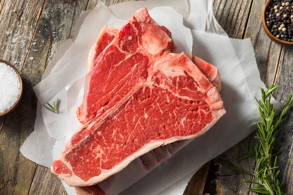 Raw Red Grass Fed T Bone Steak — Stock Photo, Image