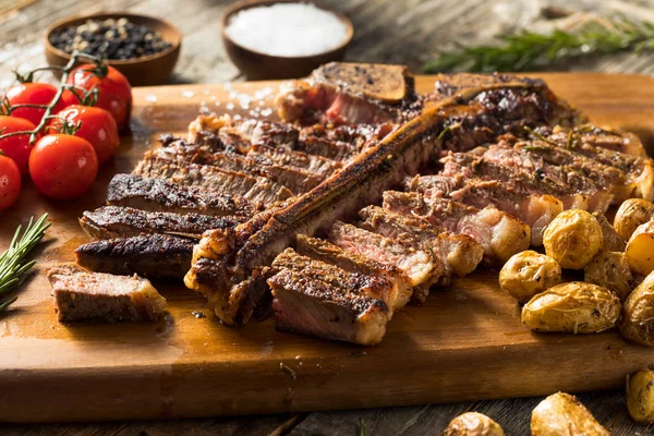 Hausgemachtes Gras gefüttert zerschnittenes Knochensteak — Stockfoto