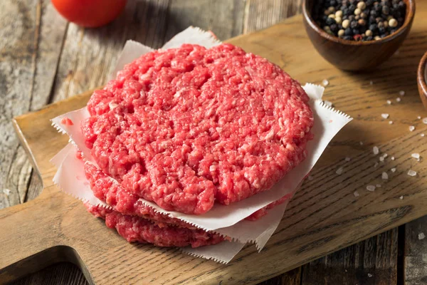 Pattys de Hamuburger orgânico vermelho cru — Fotografia de Stock