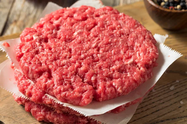 Pattys de hamburger bio rouge cru — Photo