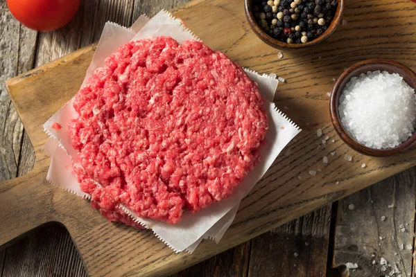 Pattys de Hamuburger orgânico vermelho cru — Fotografia de Stock