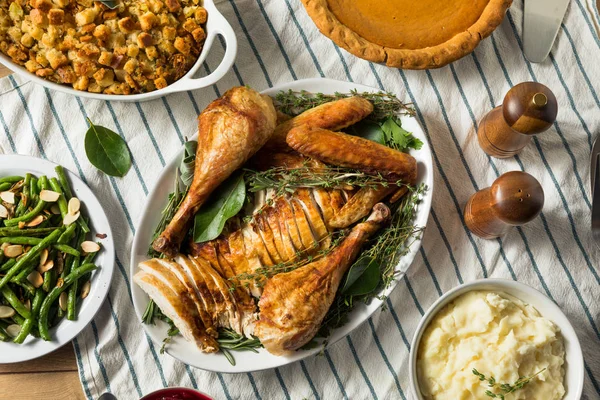 Hemlagad Thanksgiving Skär upp Turkiet Platter — Stockfoto