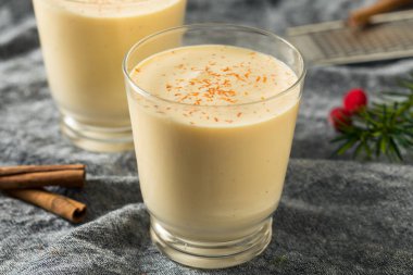 Bardakta Ev Yapımı Eggnog