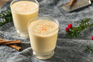 Bardakta Ev Yapımı Eggnog