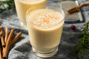 Bardakta Ev Yapımı Eggnog