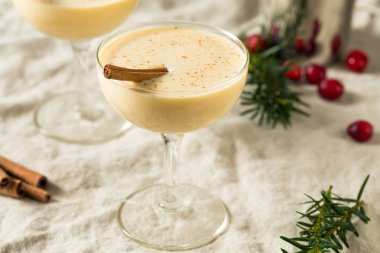 Bardakta ev yapımı Eggnog Martini.