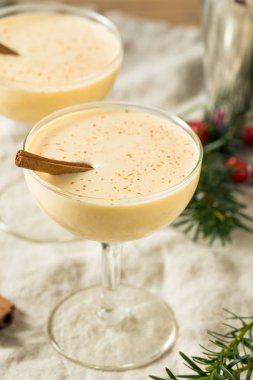 Bardakta ev yapımı Eggnog Martini.