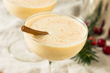 Bardakta ev yapımı Eggnog Martini.