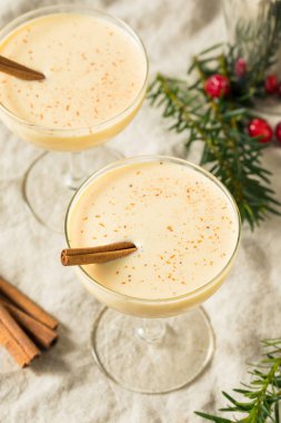 Bardakta ev yapımı Eggnog Martini.