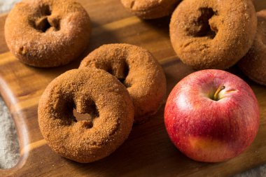 Ev yapımı Tarçınlı Elma Şarabı Donutları