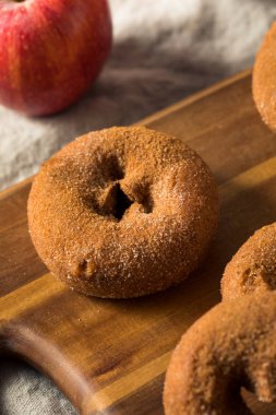 Ev yapımı Tarçınlı Elma Şarabı Donutları