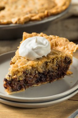 Ev yapımı çikolatalı cevizli turta.