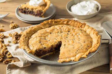 Ev yapımı çikolatalı cevizli turta.