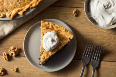 Ev yapımı çikolatalı cevizli turta.