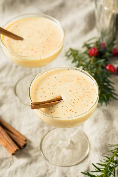 Martini de huevo hecho en casa en un vaso —  Fotos de Stock