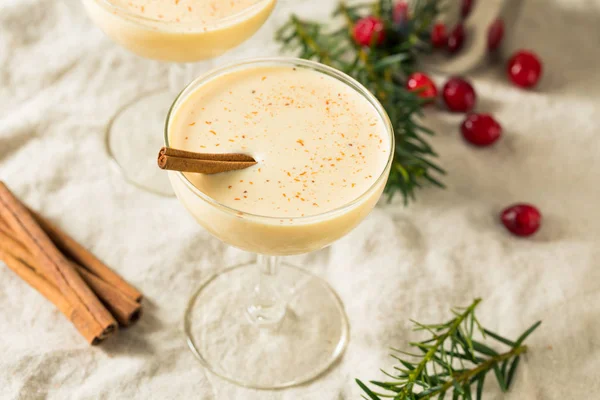 Домашний Eggnog Martini in a Glass — стоковое фото