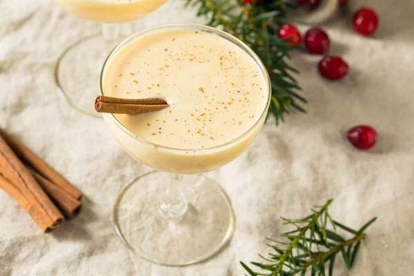 Hemlagad äggtoddy Martini i ett glas — Stockfoto