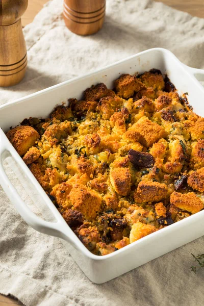 Relleno casero de pan de maíz de ostra de acción de gracias — Foto de Stock