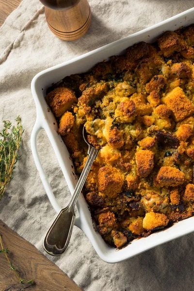 Relleno casero de pan de maíz de ostra de acción de gracias —  Fotos de Stock