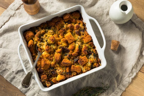 Relleno casero de pan de maíz de ostra de acción de gracias —  Fotos de Stock