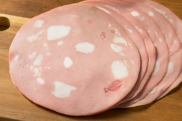 Mortadella Bolońska w plasterkach organicznych — Zdjęcie stockowe