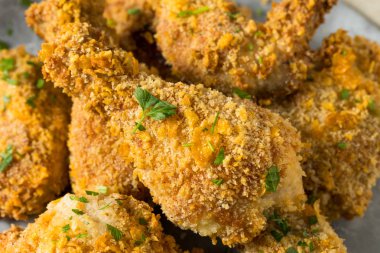 Ev yapımı fırın fırınlanmış tavuk.