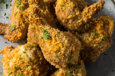 Ev yapımı fırın fırınlanmış tavuk.