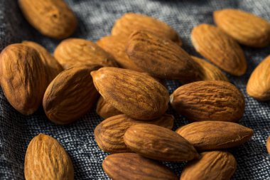 Çiğ organik kabuklu badem.