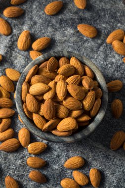 Çiğ organik kabuklu badem.