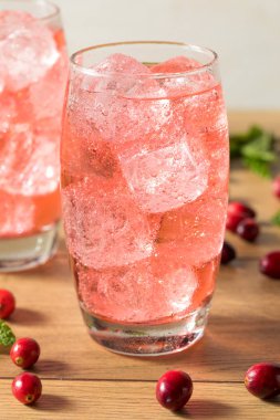 Kızılcık limonlu soda tazeleniyor.