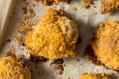 Ev yapımı fırın fırınlanmış tavuk.