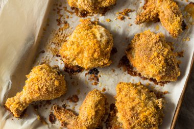 Ev yapımı fırın fırınlanmış tavuk.