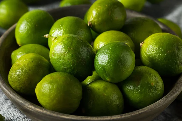 Limes chave orgânicos verdes crus — Fotografia de Stock