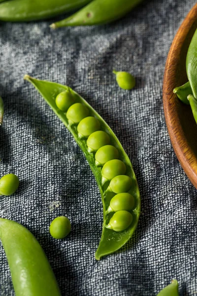 Pois mange-tout au sucre biologique vert cru — Photo