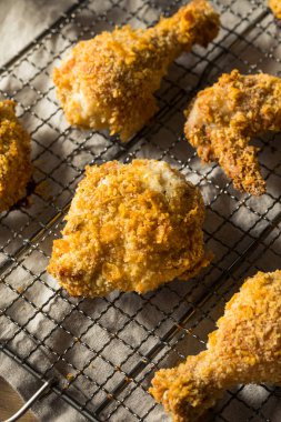 Ev yapımı fırın fırınlanmış tavuk.