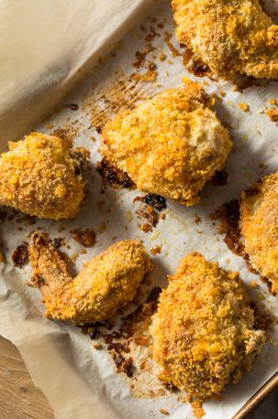 Ev yapımı fırın fırınlanmış tavuk.