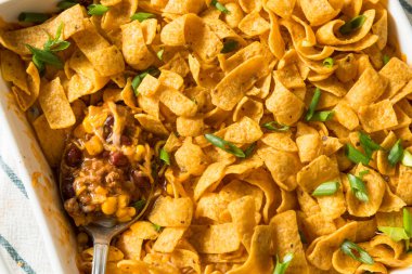 Ev yapımı Frito Pie Meksika güveci.