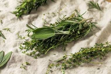 Biberiyeli çiğ yeşil kümes hayvanları