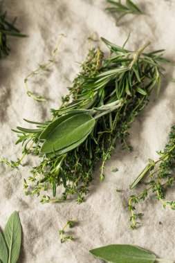 Biberiyeli çiğ yeşil kümes hayvanları