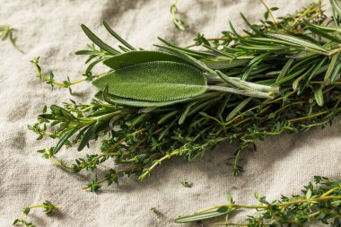 Biberiyeli çiğ yeşil kümes hayvanları