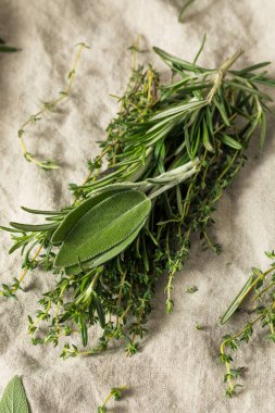 Biberiyeli çiğ yeşil kümes hayvanları