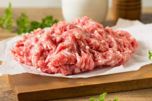Rauw Rood biologisch gemalen varkensvlees — Stockfoto
